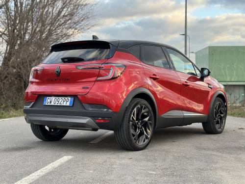 Renault Captur E-Tech 2025: guarda la gallery del B SUV ibrido