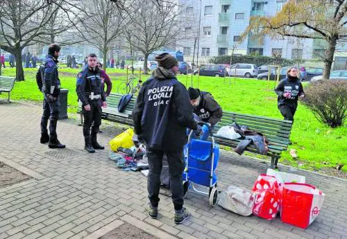 Venditori abusivi contro la Locale e la polizia: quattro finiscono in cella