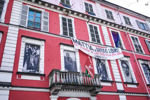 La sceneggiata di Askatasuna che sfregia lo Stato