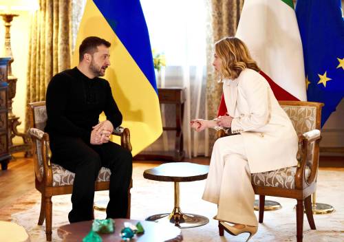 Meloni cerniera tra Europa e Usa: "Occidente unito". E studia un summit