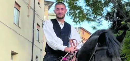 Ammazzato a coltellate durante il Carnevale. Adesso è caccia al killer