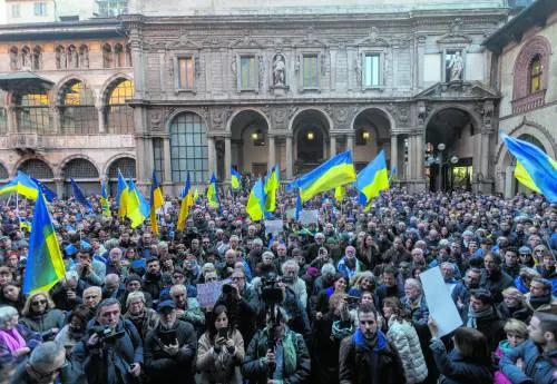 Centinaia di milanesi in piazza Mercanti in solidarietà all'Ucraina e a Zelensky