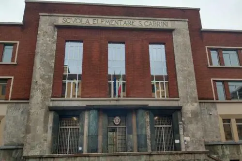 Milano, 50enne tenta di rapire due sorelline fuori da una scuola: "Voglio un bambino". Arrestato