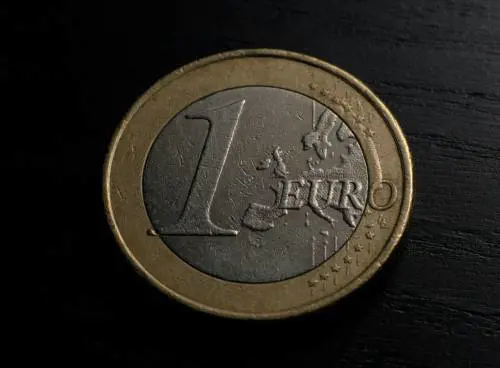 Monete rare da 1 euro, come un errore di conio può far schizzare il valore: quali pezzi ricercare 