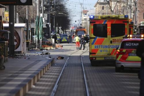 Auto sulla folla a Mennheim: le foto della tragedia