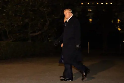 Trump prepara la stretta agli aiuti: "Zelensky non vuole la pace"