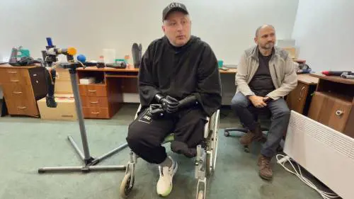 In primo piano Savintsev Anton e a destra Oleksandr Zozulyak