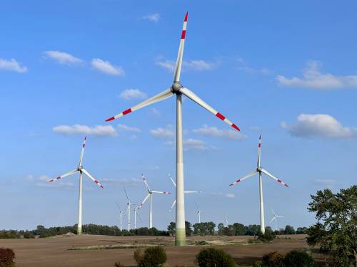 Fotovoltaico e idroelettrico fanno il pieno. Adesso l'eolico "soffia" anche in alto mare