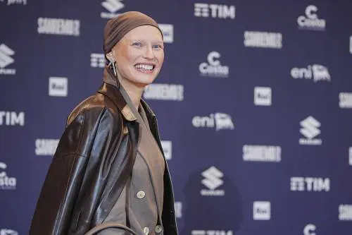 L'oncologa di Bianca Balti: "Sapeva di essere predisposta alla malattia ma scelse di non togliere le ovaie"