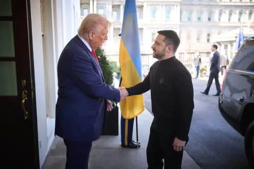 "Cosa indossa?". L'abito di Zelensky alla Casa Bianca diventa un caso: ecco perché 
