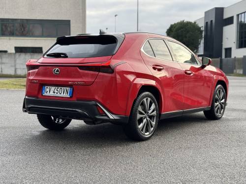 Lexus UX 300h: guarda la gallery del crossover premium giapponese