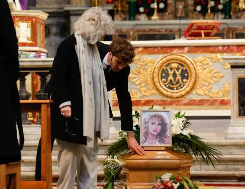 Applausi, lacrime e messagi d'affetto: i funerali di Eleonora Giorgi a Roma
