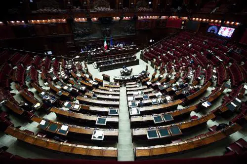 Lo sfregio di Avs in Aula nel giorno del ricordo di Berlusconi