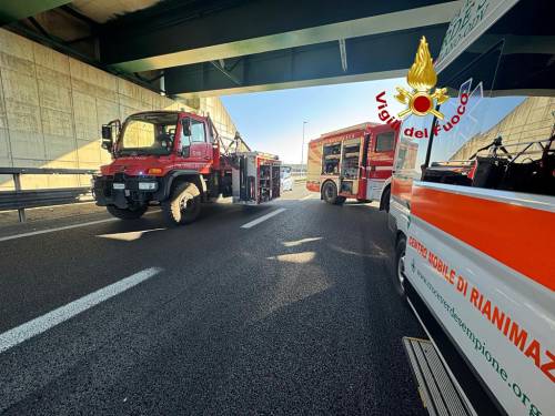 Pullman con scolaresca tampona tir nel Milanese: gravissimo l'autista, due bimbe in ospedale