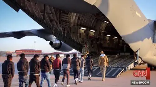Aereo militare Usa adoperato per i trasferimenti di migranti (Fonte: YouTube/Cnn)