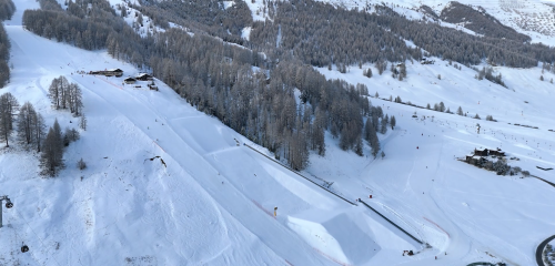 Veduta della pista LAM - Livigno Aerials & Moguls sul versante Carosello 3000, dove si terranno le competizioni di Aerials e Moguls. È stata in assoluto la prima venue olimpica di Milano Cortina 2026 a essere completata. La pista verrà utilizzata la prima