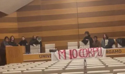 Il collettivo femminista “Non una di meno” ha occupato l’aula assegnata bloccando di fatto lo svolgimento dell’incontro.