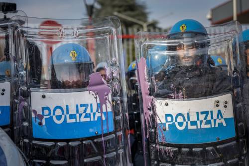 "Hanno perso un'occasione e giocato alla guerriglia". La rabbia della polizia per gli insulti delle femministe