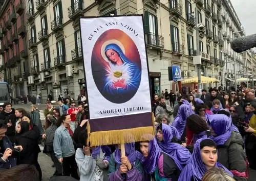 Madonna con la pillola abortiva, lo striscione che fa scandalo