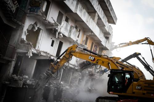 Scampia, al via l’abbattimento della Vela Gialla simbolo di Gomorra