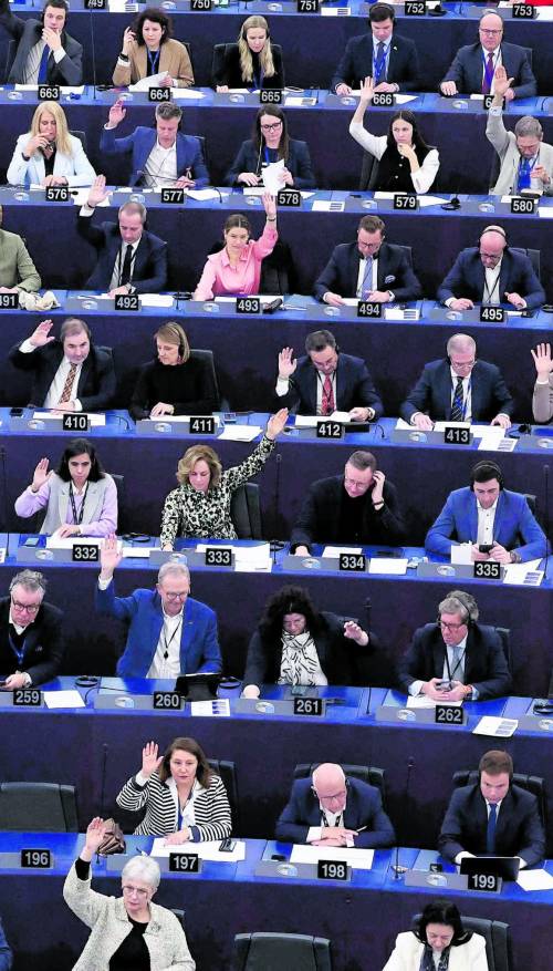 Passa il riarmo Ue con i voti di Fi e Fdi. La Lega si oppone. Il Pd spaccato in due