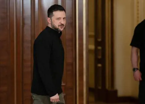 "I nostri non sono accerchiati". Zelensky con Macron e Starmer. "Mosca sabota la diplomazia"