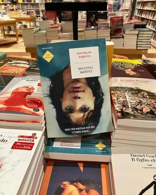 Non c'è mai pace per Ramelli: il libro messo a testa in giù, la scuola che non vuole la targa