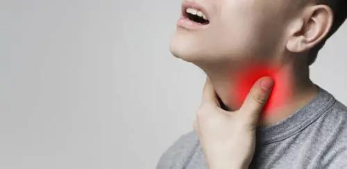 Mal di gola solo da un lato: quali sono le cause?