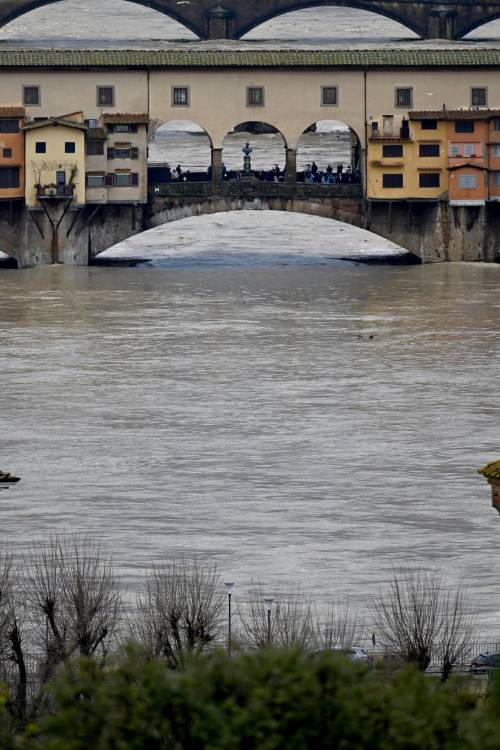 "A Firenze la piena dell'Arno". La Toscana con il fiato sospeso