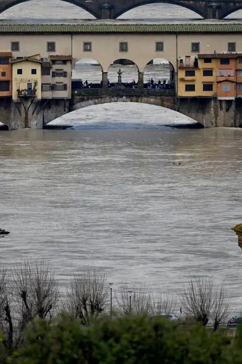 "A Firenze la piena dell'Arno". La Toscana con il fiato sospeso