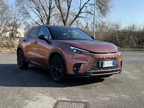 Lexus LBX, il video in pillole del nuovo crossover ibrido plremium