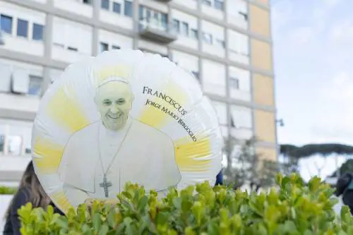 Il Papa è stazionario: "Ma in alcuni momenti non serve l'ossigeno"