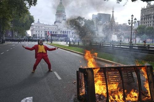 La motosega di Milei funziona e già fa infuriare la Cgil argentina