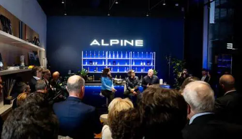 Atelier Alpine A290 Lounge, inaugurato nel cuore di  Milano il punto di incontro tra stile e sportività
