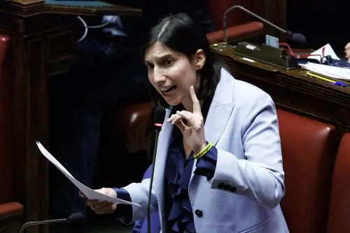 Schlein grida all'oltraggio. E Benigni fa il comizio in tv