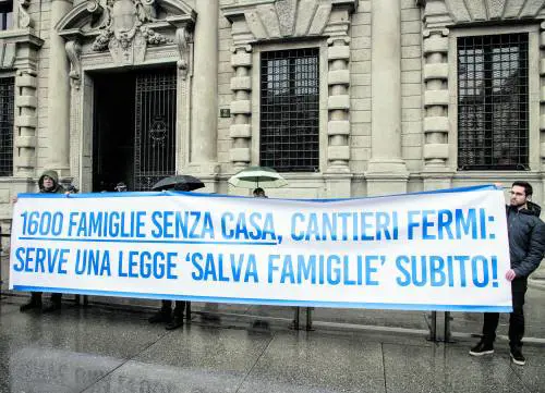 Cantieri bloccati e risparmi svaniti, Le famiglie a Sala: "Adesso ci aiuti"