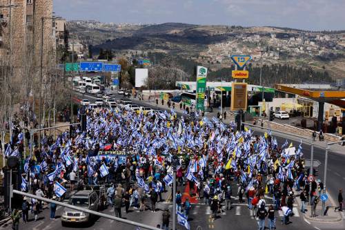 Razzi e proteste, le spine di Netanyahu