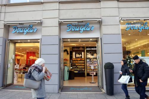 La catena di profumerie Douglas rivede le stime e crolla in Borsa (-17%)