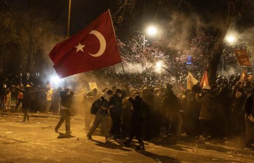 Istanbul difende il suo sindaco: 300mila in piazza e violenti scontri