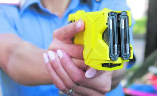 Colpito con il taser dalla polizia, muore per un arresto cardiaco