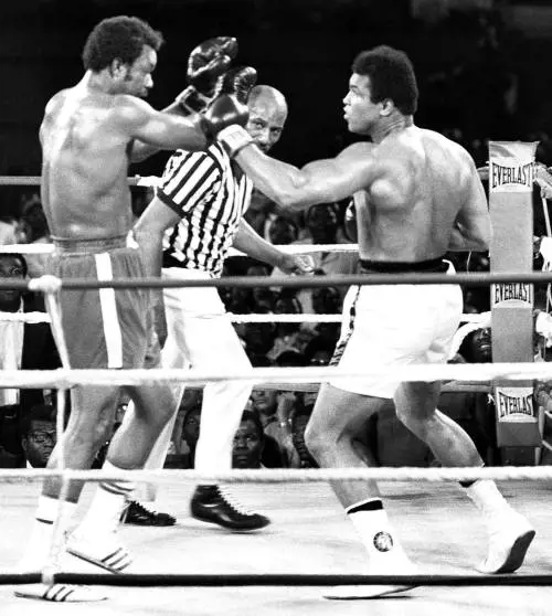 Le immagini della carriera della leggenda della boxe George Foreman 
