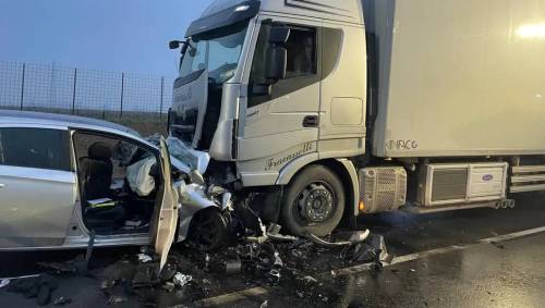 Scontro tra auto e camion, morti due 19enni nel bergamasco