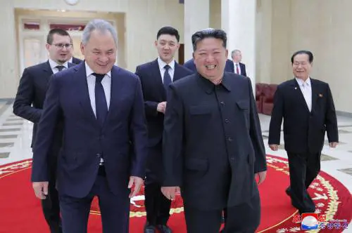 L'uomo di Putin vola da Kim. E Pyongyang testa un nuovo sistema anti aereo (da usare in Ucraina)