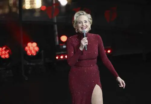 “Gli auguriamo la pace”: grave lutto per Sharon Stone