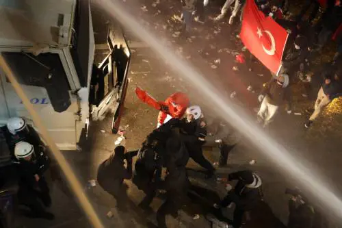 Erdogan nel mirino, 300mila in piazza. Imamoglu si difende: "Accuse immorali"