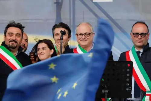 Altro che pacifica, tutti gli assalti della piazza di Serra