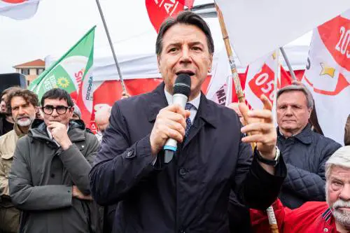 La piazza di Conte manda in tilt i dem. De Luca aderisce, dilemma Schlein