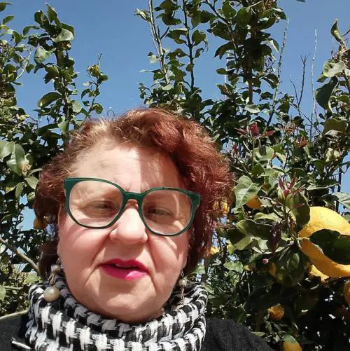 Porta da mangiare al suo cane: azzannata al viso, muore donna