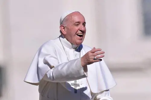 "Ce l'ho fatta, sono vivo". Papa Francesco torna a casa