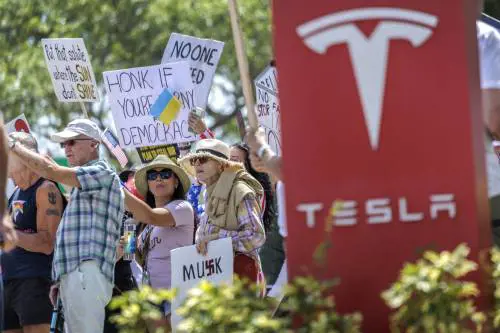 Giravolta degli ambientalisti su Tesla